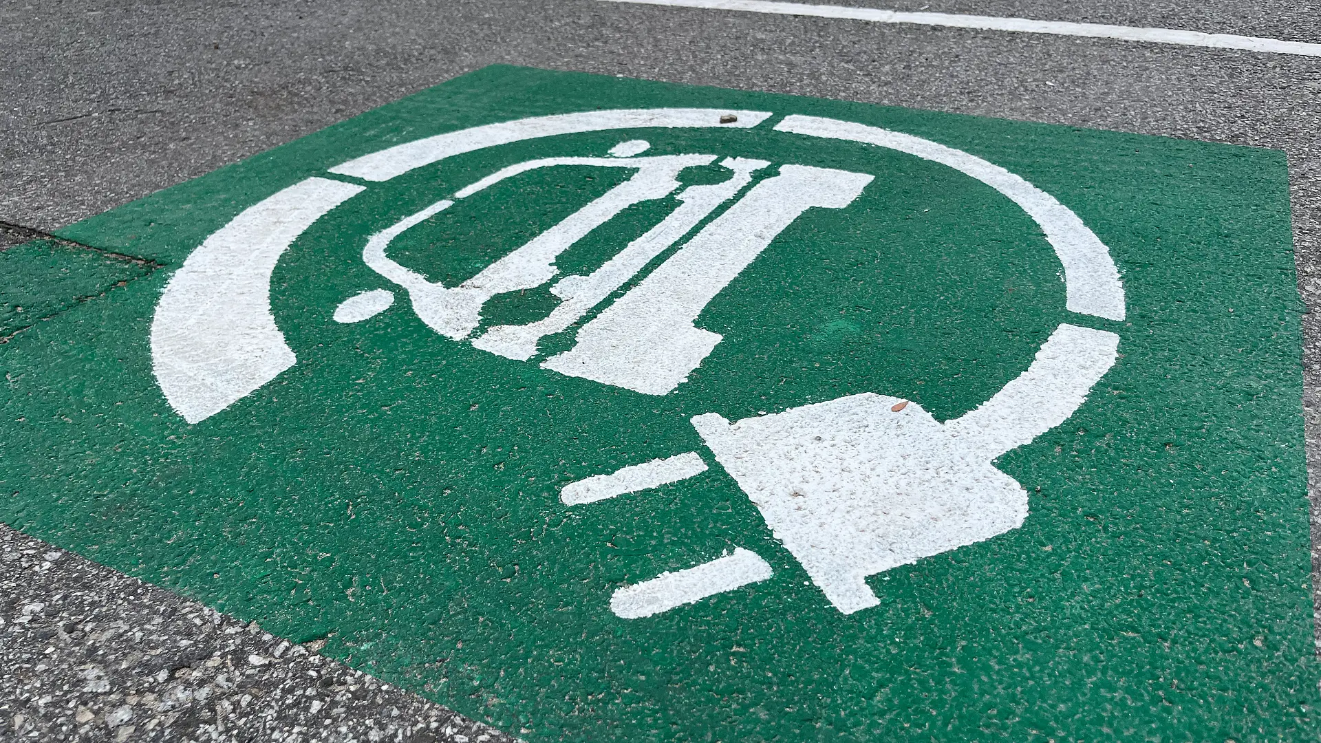 Elektrikli Araç Şarj İstasyonlarında Güvenlik ve Standart Sorunları Ele Alınıyor