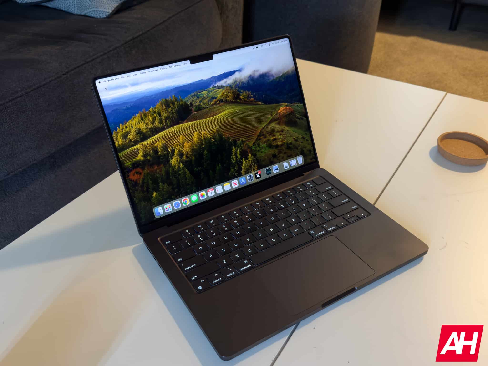 Apple'ın OLED MacBook Pro'su 2027'ye Ertelenebilir