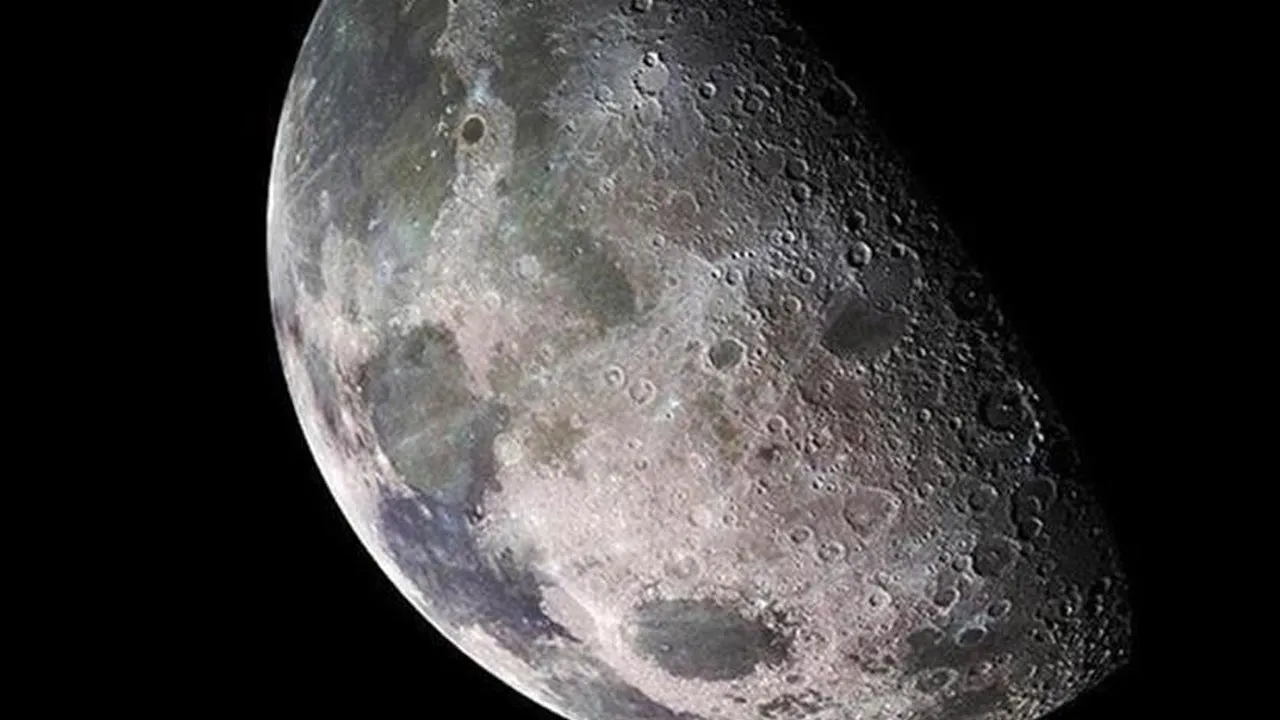 Çin Ay'da Yeni Mineraller Keşfetti