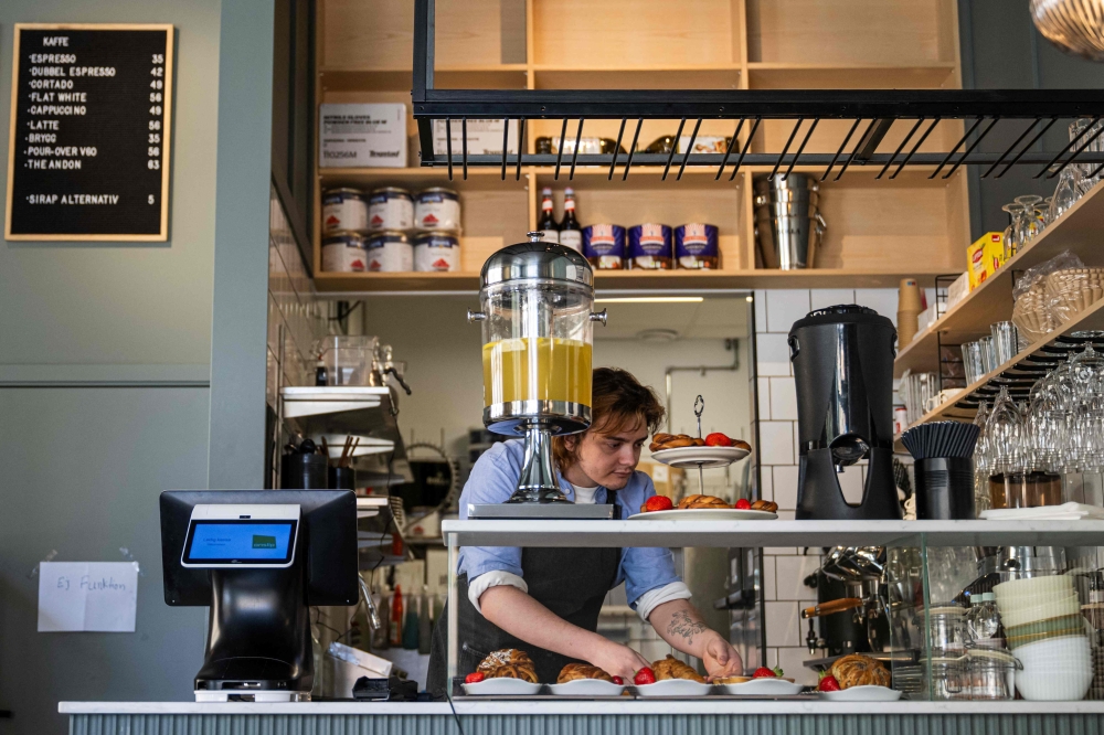 Yapay Zeka Stokholm'da Kafe Yönetiyor: Personel Seçimi ve Operasyon Robotlarda