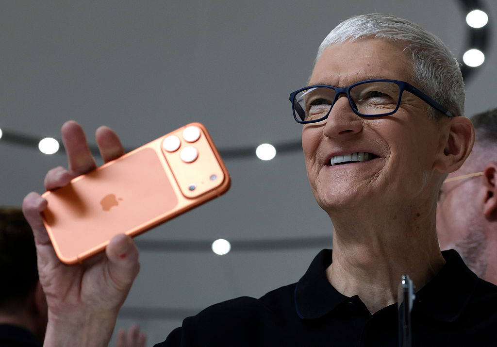 Tim Cook Ayrılırken Apple Rekor Sattı, Ancak Çip Krizi Kapıda